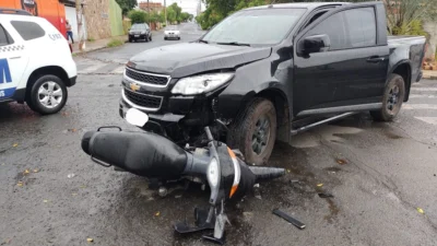 Condutor de moto fica ferido após chocar-se com caminhonete