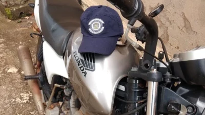 Indivíduo com CNH suspensa e moto sem placa foge da viatura