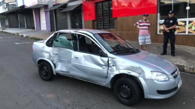 Pai e filho ficam feridos em acidente na Avenida Ester