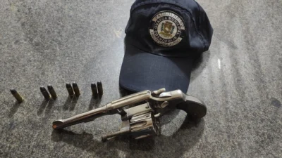 Indivíduo com arma é detido em recinto de evento