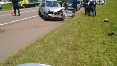 Acidente entre caminhão e carro deixa vítima presa nas ferragens