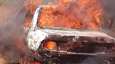 Carro pega fogo na estrada do Nova Campinas