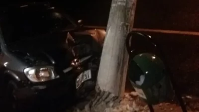 Motorista perde os sentidos e bate em poste