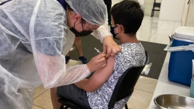 Vacina contra a meningite está disponível para crianças e adolescentes