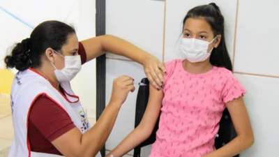 Vacinação para crianças sem comorbidades com 10 anos começa na quarta-feira (26)