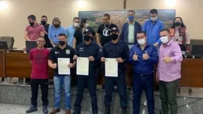 Policiais Municipais Ronan Ferreira e Willian são homenageados na Câmara Municipal