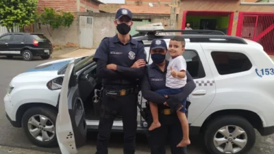Benjamin ganha visita surpresa da Polícia Municipal em aniversário de 4 anos