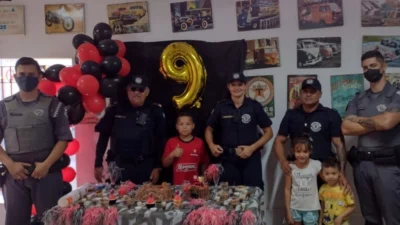 Polícias Municipal e Militar fazem surpresa para menino em festa de aniversário