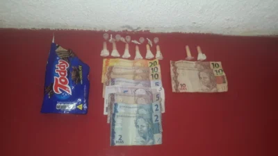 ROMU localiza drogas em pacote de biscoitos e prende acusado de tráfico