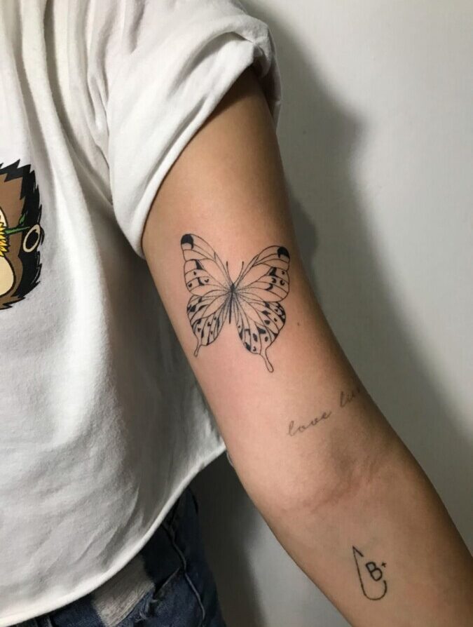 Tatuagens de borboleta minimalistas para mulheres que evoluíram e