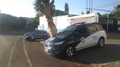 Pais com filha engasgada com pedaço de osso pedem ajuda na Polícia Municipal