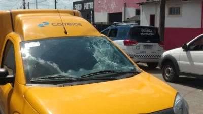 Suspeito em fuga bate com carro dos Correios