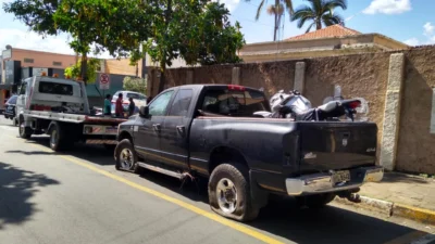 Polícia Militar detém dois indivíduos acusados de furto e recupera caminhonete e moto furtadas