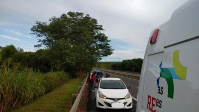 Ciclista bate em traseira de carro e tem ferimentos leves