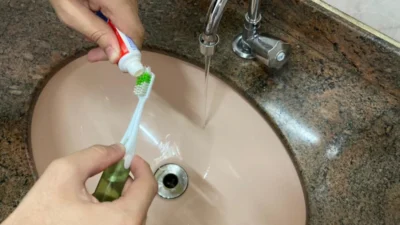 Por que não devemos compartilhar escovas de dente e outros objetos?