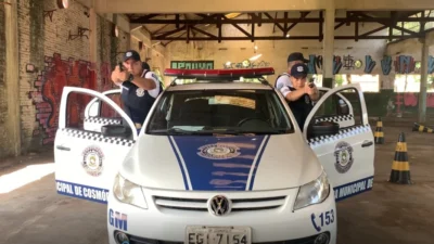 Policiais em formação participam de instrução prática de tiro
