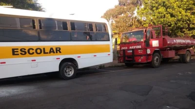 Micro-ônibus escolar pega fogo ao lado da ‘Ximena’