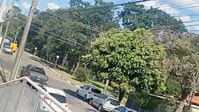 Mãe faz alerta sobre tentativa de abordagem de homem de moto à criança de 3 anos