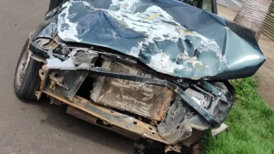Ônibus e carro se chocam em cruzamento de ruas