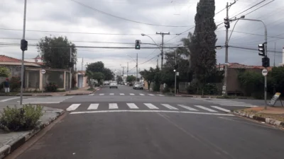 Motociclista fica ferido após se chocar com carro em semáforo