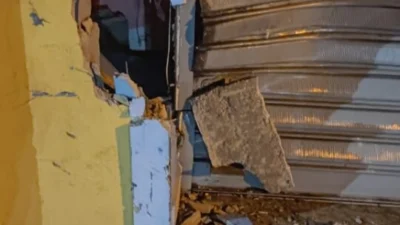 Carro bate em porta de loja e foge