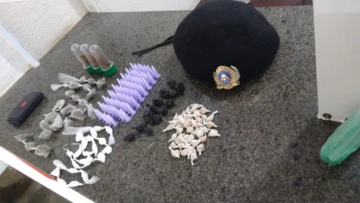 Drogas são localizadas dentro de sacola