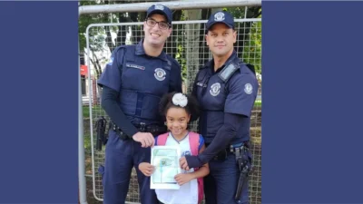 Aluna Sofia entrega desenho a Policiais Municipais