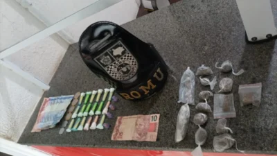 Acusado de tráfico de drogas e usuário são levados para a Delegacia