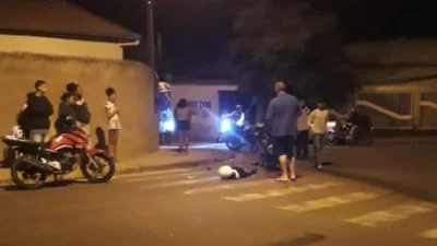 Condutora de moto sofre acidente próximo da Praça da Vila Cosmo
