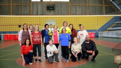 Secretaria de Esportes oferece aulas gratuitas de vôlei adaptadas para a melhor idade