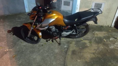 Homem foge da ROMU, bate em lixeira, derruba portão e invade residência