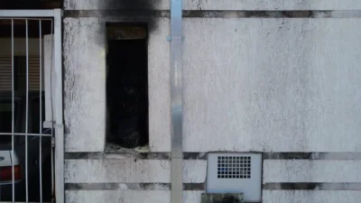 Defesa Civil combate incêndio em poste padrão de residência
