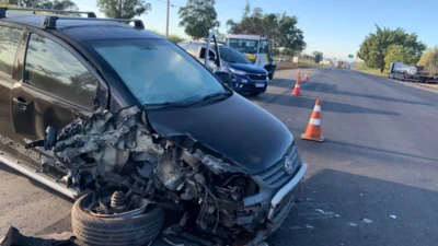 Motorista de carro perde o sentido e se choca com caminhão