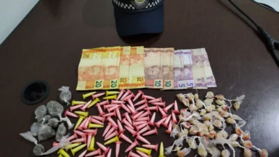 Indivíduo contando dinheiro suspeito é detido pela GM