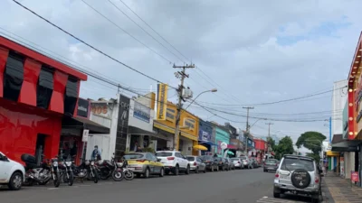 Mulher com mandado de prisão é presa após furtar loja no Centro