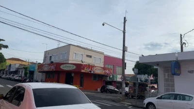 Bandidos levam celulares e dinheiro de sorveteria