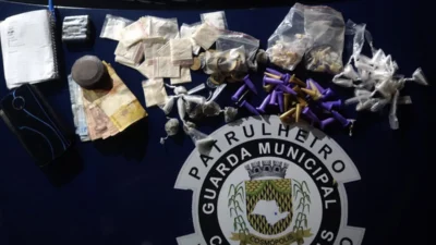 Cheiro de maconha denuncia adolescentes com drogas em terreno baldio