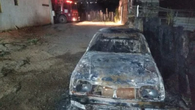Fogo destrói veículo na madrugada