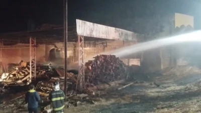 Incêndio em galpão mobiliza cerca de 35 homens no combate ao fogo