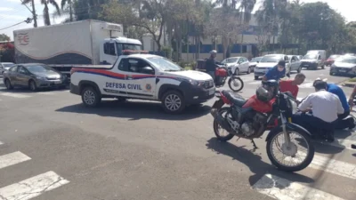 Moto e Uno se chocam em cruzamento de ruas