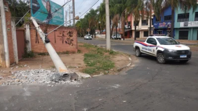 Caminhão bate em poste na Rua Santo Rizzo