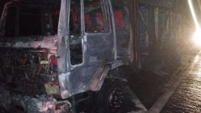 Caminhão com carga de plástico pega fogo na Rodovia SP 332