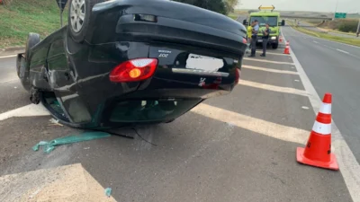 Motorista fica ferido após capotamento na Rodovia Professor Zeferino Vaz
