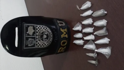 Garupa pula de moto, foge, mas é detido pela ROMU