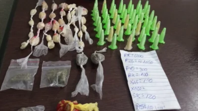ROMU localiza drogas embaixo de pilha de recicláveis