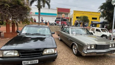 Encontro de carros antigos reúne mais de 170 veículos