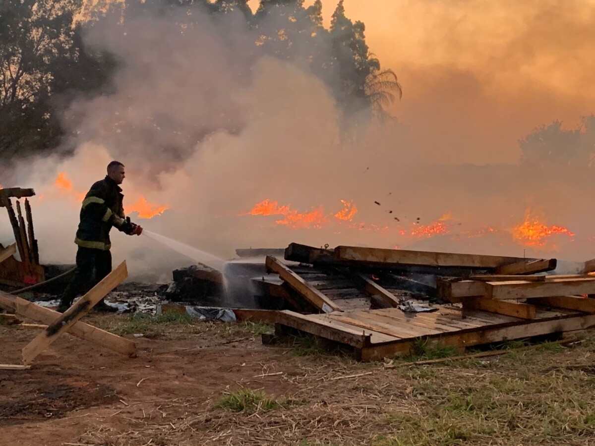 Incêndio de grande proporção em terreno quase atinge residência vizinha -  TV Jaguari