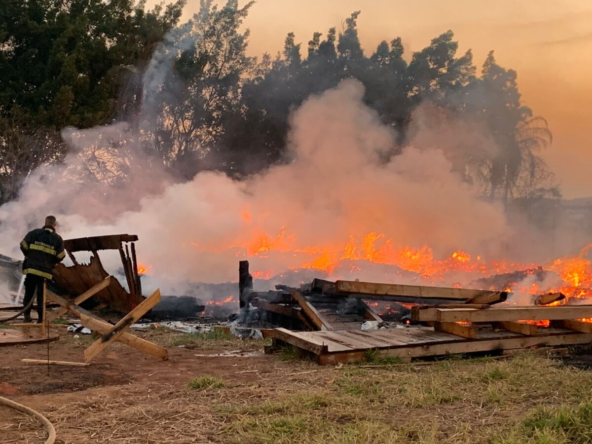 Incêndio de grande proporção em terreno quase atinge residência vizinha -  TV Jaguari