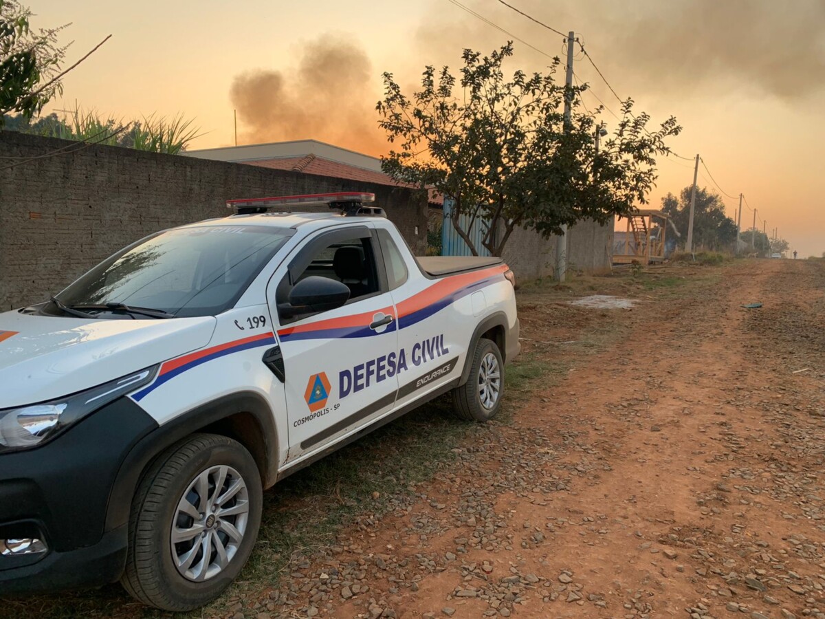 Incêndio de grande proporção em terreno quase atinge residência vizinha -  TV Jaguari