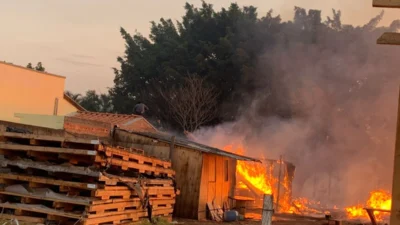 Incêndio de grande proporção em terreno quase atinge residência vizinha